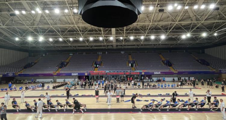 一場在奧體中心舉辦的拔河比賽，引來800多名保安參與