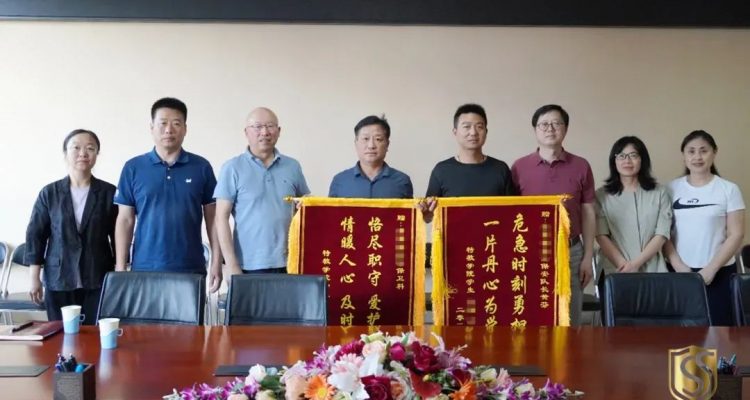 京城頭條丨危急時(shí)刻勇?lián)?dāng)，一片丹心為學(xué)生